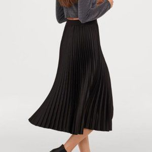 black midi H &M pleated skirt